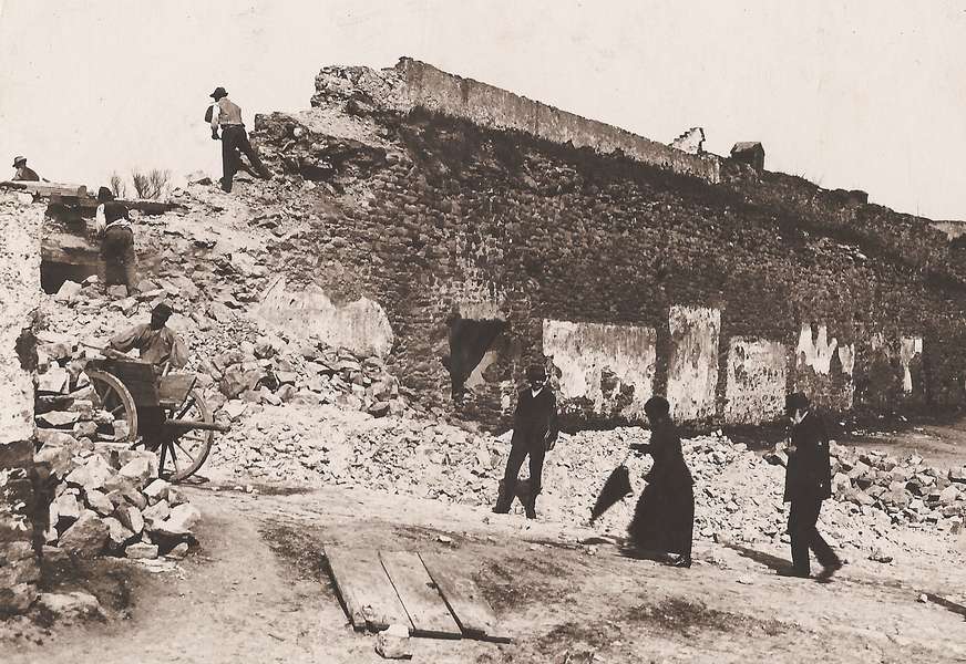 Búranie mestských hradieb v Kežmarku.