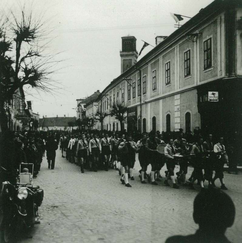 Jeden z kežmarských nacistických pochodov (zdroj: Múzeum v Kežmarku)