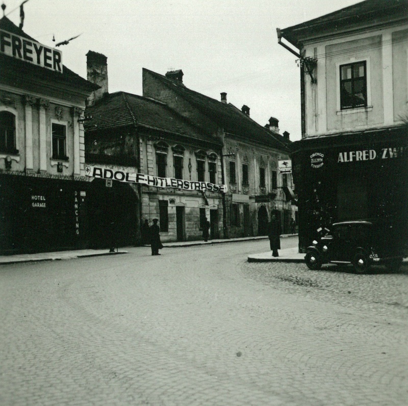 Ulica s nápisom Adolf Hitler Strasse; v pravom rohu vidieť časť obchodu Alfréda Zwickera (foto: Múzeum v Kežmarku)