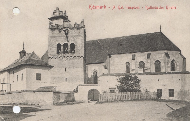 Budova katolíckej ľudovej školy (naľavo od zvonice), kde učil Franz Krivácsy. Pod oknom je maďarský názov školy: RÓM. KATH. NÉPISKOLA (foto: Múzeum v Kežmarku)