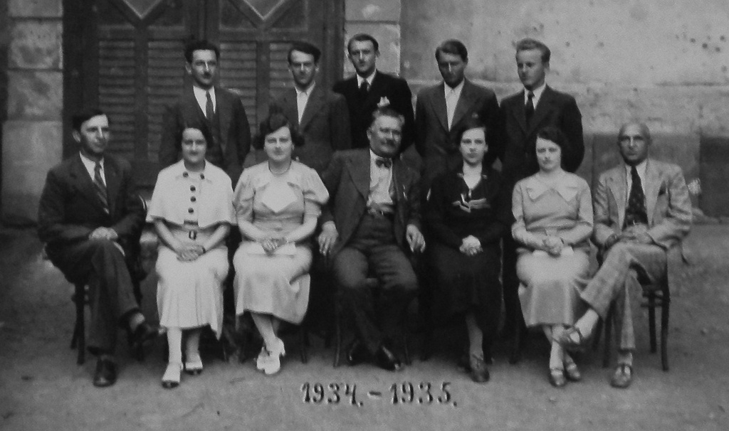 Riaditeľ Stanko s kolegami, vpravo v čiernych šatách manželka Mária