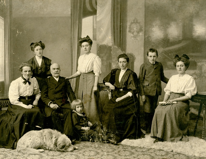 Rodinná fotografia, Vojtech Alexander s manželkou a deťmi.
