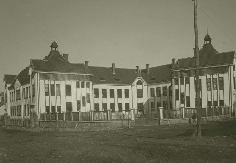 Budova Štátnej ľudovej školy krátko po dokončení (Foto: Múzeum v Kežmarku)