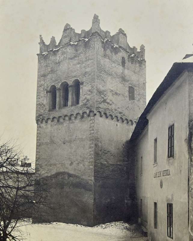 Budova katolíckej školy vedľa renesančnej zvonice