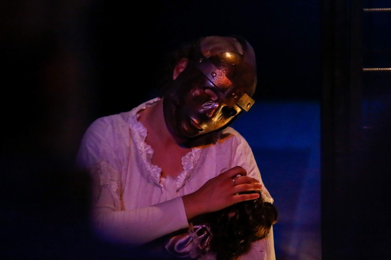 Ilustračná fotografia z predstavenia Krvavé dejiny XVI. (2018) - Halška s kovovou maskou