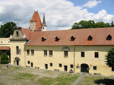 SV trakt hradu ukončený kaplnkou