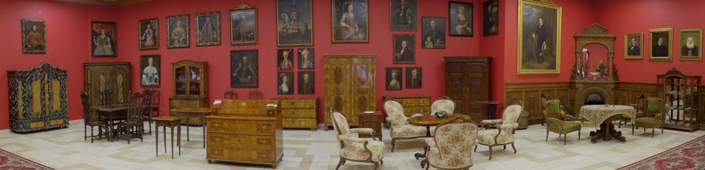 Panoramatická fotografia z expozície "Galérie" venovanej portrétnej maľbe a historickému nábytku.