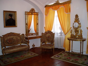 Ukážka expozície múzea - nábytok po grófke Hedvige Márie Szirmay - Badányi. Napravo sú hodiny od levočského hodinára Michaela Topschera z obdobia okolo roku 1785.