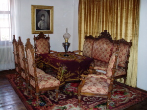 Expozícia na poschodí s ucelenými zbierkami sedacieho nábytku od baroka k neorokoku.