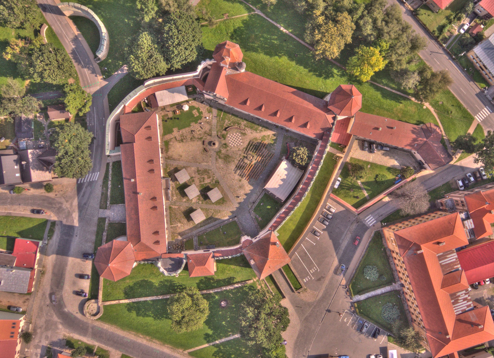 Letecký záber Kežmarského hradu k pôdorysu.